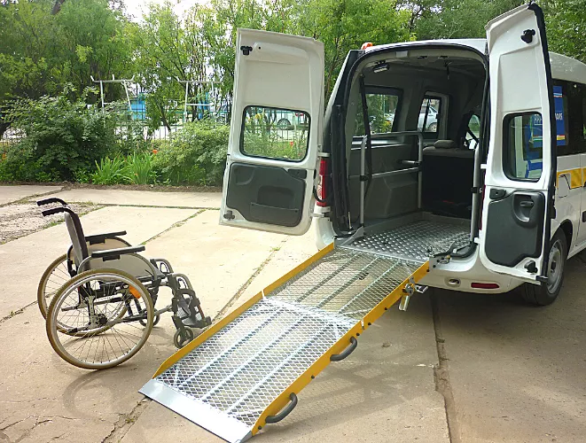 Перевозка инвалидов колясочников Услуги перевозки инвалидов колясочников